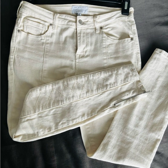 Kendall and Kylie Cream colored jeans
Size: 27 - Picture 2 of 7